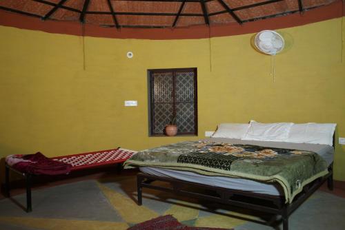 Postel nebo postele na pokoji v ubytování Jodhpur Farms - Farm Stay