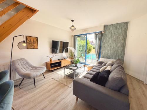 a living room with a couch and a tv at COC - Entre Terre Et Mer in Wissant