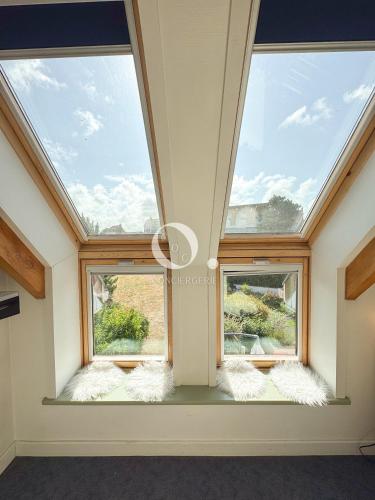 a room with three windows in a house at COC - Entre Terre Et Mer in Wissant