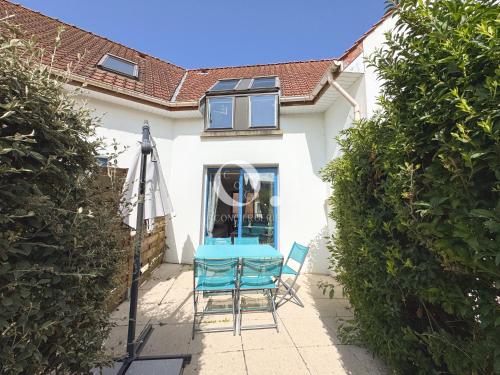 a table and chairs in front of a house at COC - Entre Terre Et Mer in Wissant