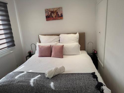 Ephatha Apartments 4-Bedrooms, Sleeps 11, Free Parking, Gardenにあるベッド