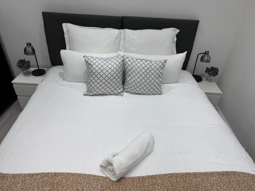 Ephatha Apartments 4-Bedrooms, Sleeps 11, Free Parking, Gardenにあるベッド