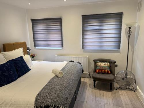 Ephatha Apartments 4-Bedrooms, Sleeps 11, Free Parking, Gardenにあるベッド