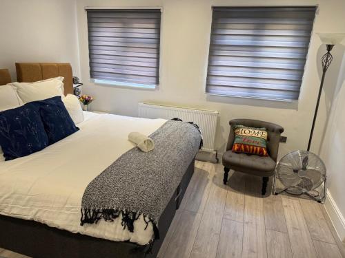 Ephatha Apartments 4-Bedrooms, Sleeps 11, Free Parking, Gardenにあるベッド