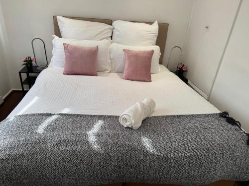 Ephatha Apartments 4-Bedrooms, Sleeps 11, Free Parking, Gardenにあるベッド