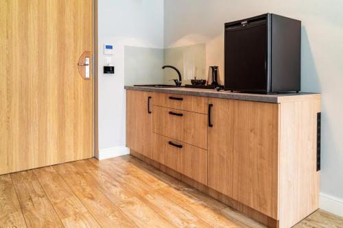 a flat screen tv sitting on top of a wooden cabinet at Luksusowe Apartamenty Echo in Cedzyna
