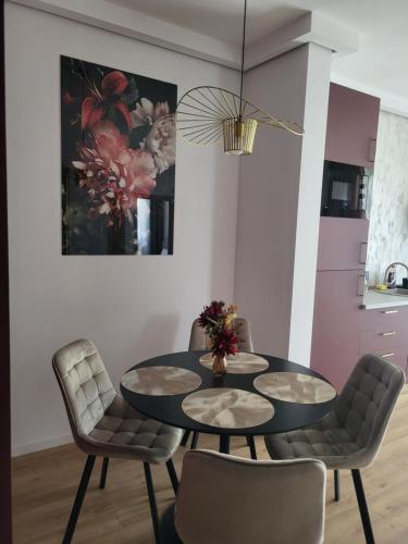 une salle à manger avec une table et des chaises dans l'établissement Sika Opulent Grand Apartment, à Arad