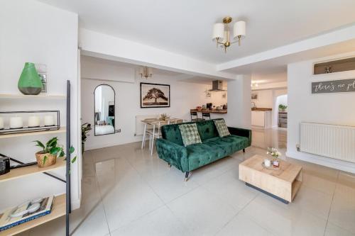a living room with a green couch and a table at Trendy One Bedroom Apartment in Oxford