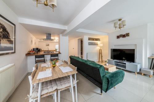 a living room with a green couch and a table at Trendy One Bedroom Apartment in Oxford