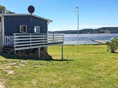 una casa con una panchina accanto a uno specchio d'acqua di 8 person holiday home in LJUNGSKILE-By Traum a Ljungskile