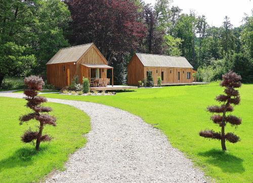 Zahrada ubytování Les Cabanes du Moulin de l'Ortille & SPA