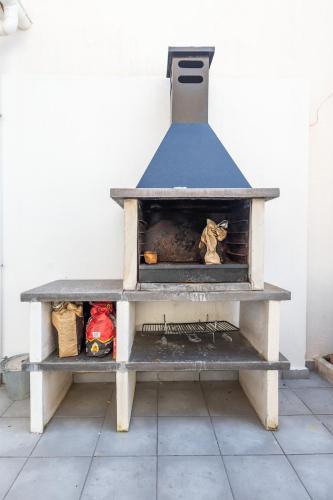 Kemudahan BBQ tersedia untuk tetamu di rumah percutian