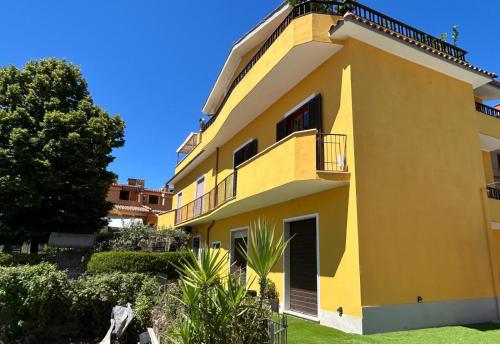 GRANDE APPARTAMENTO su DUE LIVELLI con TERRAZZA