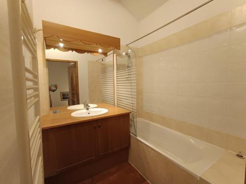 a bathroom with a sink and a bath tub at Superbe duplex avec garage - Ski aux pieds - FR-1-445-186 in Montgenèvre