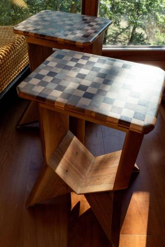 a table with a chess board on top of it at Farkaskútvölgy in Felsőtold