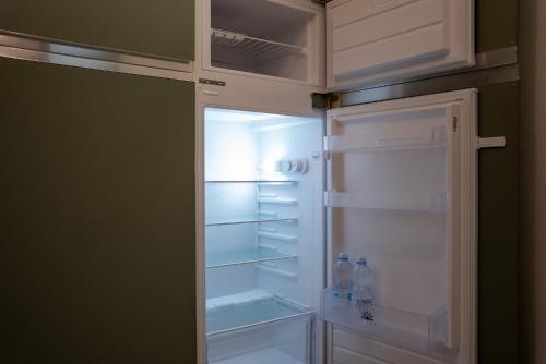 pusta lodówka z 2 butelkami wody w obiekcie Villa Teresina w mieście Tortolì