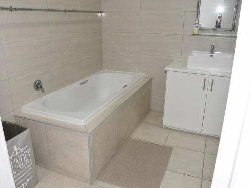 Bilik mandi di Seaview Holiday Villa