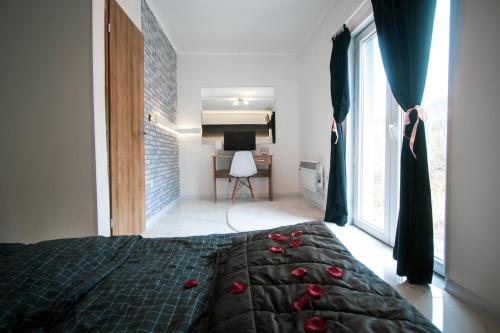 una camera da letto con un letto con rose rosse sopra di Modern Mountain Villa House with Private Pool, Jacuzzi & Sauna - Sarajevo Trebevic a Sarajevo