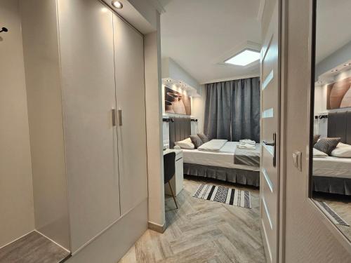 Ένα ή περισσότερα κρεβάτια σε δωμάτιο στο Apartamenty Hayduk