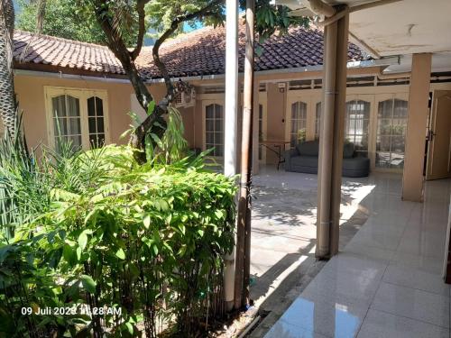 una vista exterior de una casa con una valla en Griya Al Mukmin Guesthouse Syariah, en Solo