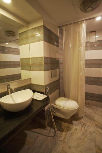 JāmbにあるThe HOWRAH HOTELの洗面台とトイレ付きのバスルーム