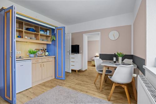 a kitchen and dining room with a table and chairs at Ferienhof am Leuchtturm mit Meerbl in Kägsdorf