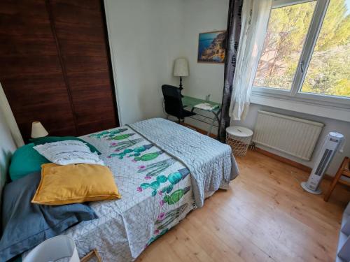 a bedroom with a bed and a desk and a window at Belle chambre dans appartement en colocation proche centre-ville de Montpellier in Montpellier