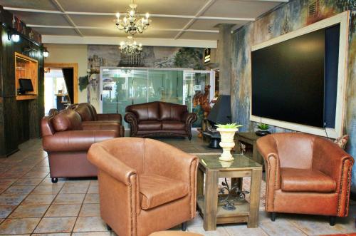 Ruang duduk di Monte Crous Hotel, Restaurant and Venue