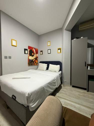 Ένα ή περισσότερα κρεβάτια σε δωμάτιο στο Golden age suites