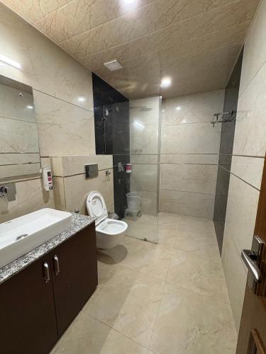a bathroom with a toilet and a sink and a shower at Hotel B2B 2500 Rs With Bkf & Dinner , Mounatin View And Balcony in Manāli