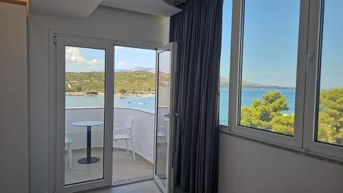 une chambre avec balcon avec vue sur l'océan dans l'établissement Dashaj Rooms 304, à Ksamil