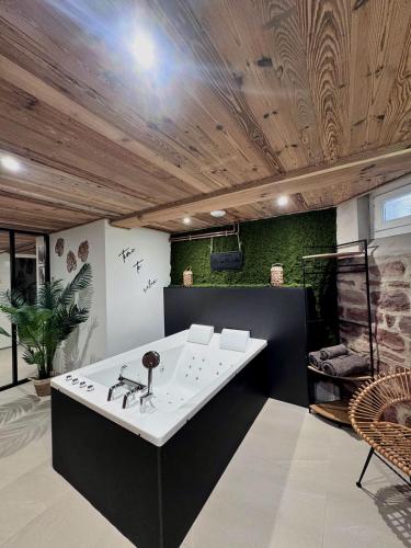 a room with a white table with chairs and green walls at La Cav'O Bulles - Balnéo privative - parking in Obernai
