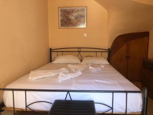 Ένα ή περισσότερα κρεβάτια σε δωμάτιο στο 1872 Tonia, two level cozy stony apartment