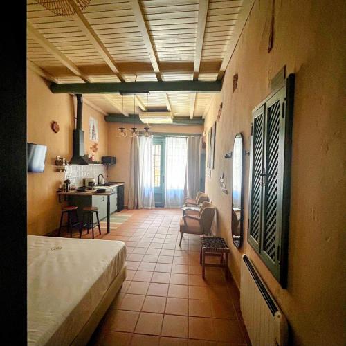 a room with a bedroom with a bed and a kitchen at ANJ Alojamientos in Guadalupe