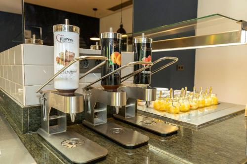 a kitchen with aasteryasteryasteryasteryasteryasteryasteryasteryasteryasteryasteryastery at Travelodge Alicante Puerto in Alicante