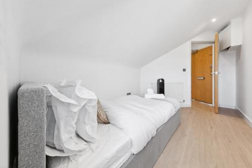 Postel nebo postele na pokoji v ubytování Quiet Flat, Sleeps 5, Free Parking Included