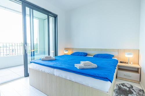 Stylish 1BR & 1LR Apartment Cozy City View