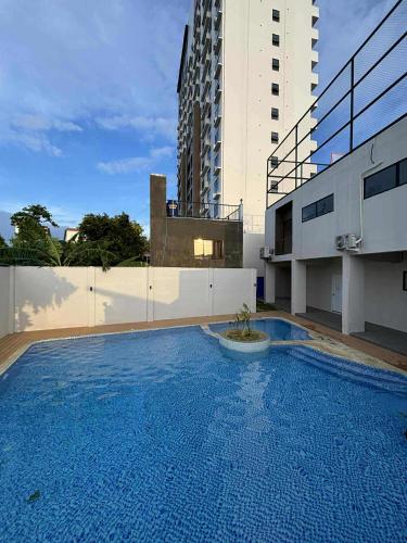 マクタンにあるMactan Plains Unit For Rentの建物の上にある青い大型スイミングプール