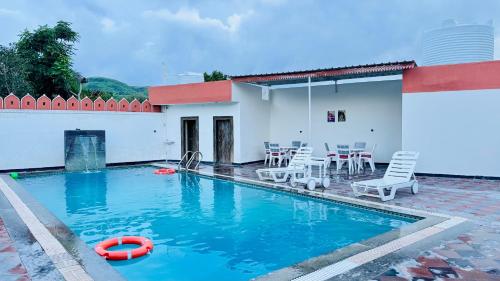 Bazén v ubytování AraVilla Queen - Luxury 5BHK Boutique Villa With Pool nebo v jeho okolí