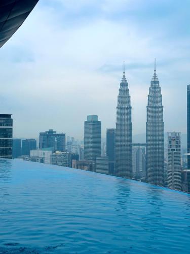 a infinity pool with a view of the city at Eaton Residences By Classic in Kuala Lumpur