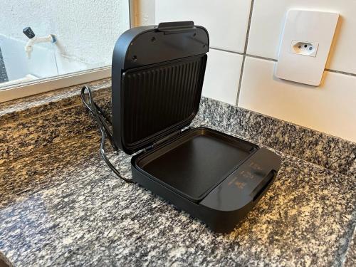 a black appliance sitting on top of a counter at Casa 02 - Casa com 2 quartos, próximo a rodoviária e aeroporto in Palmas