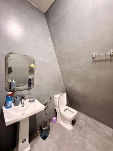 un baño con lavabo e inodoro en Quba A frame, en Mekhrably