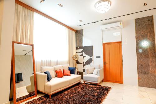 Ruang duduk di AE Tower Platinum Retreat