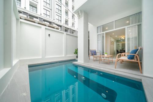 Swimmingpoolen hos eller tæt på 7BR Modernist Patong pool villa