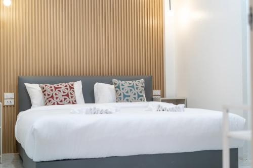 En eller flere senge i et værelse på 7BR Modernist Patong pool villa