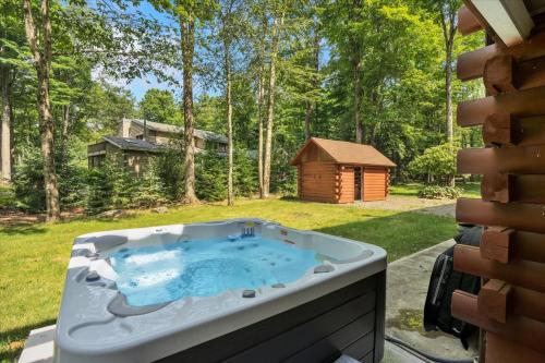 Πισίνα στο ή κοντά στο Fall Foliage Chalet I EV Charger Sauna I Hot Tub I Movie Room & Firepit I PET Friendly