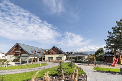 un complejo con parque infantil y un edificio en Wellness Hotel Demänová, en Liptovský Mikuláš
