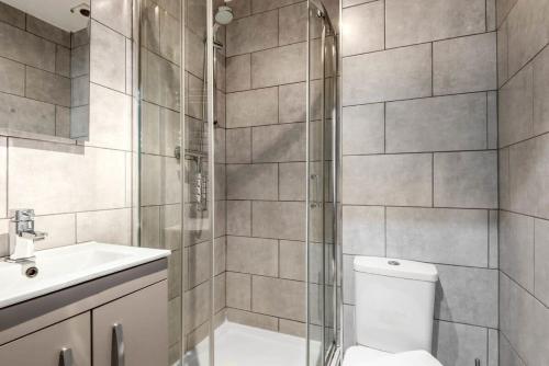 ein Badezimmer mit Dusche, Toilette und Waschbecken in der Unterkunft Modern & Stylish 1 Bed Budget Apartment in Central Halifax in Halifax