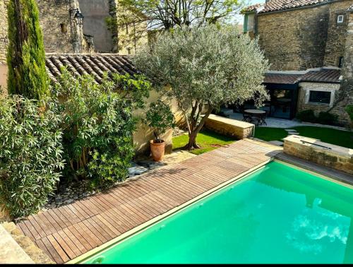 a swimming pool in the backyard of a house at Le Clos du Vialle in Grillon