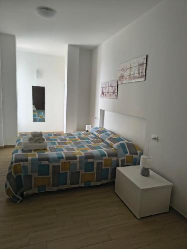 a bedroom with a bed and a table in it at Casa indipendente Roque Vista al mar con parking gratuito in Vallecrosia